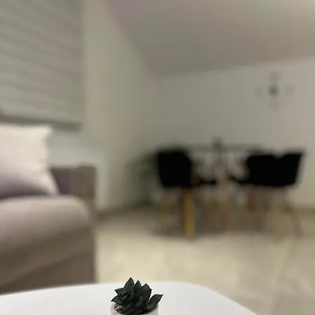 Cristal Lux Apartment Surcin